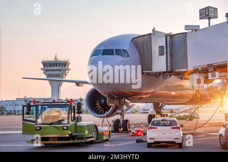 Gli aeromobili sono serviti da servizi di terra sul campo aereo presso la passerella dell'edificio dell'aeroporto terminale, preparandosi al traino e al lancio in volo nel Foto Stock