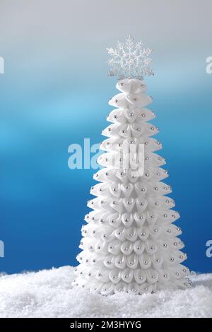 Albero di natale bianco su sfondo astratto blu Foto Stock