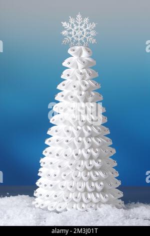 Albero di natale bianco su sfondo astratto blu Foto Stock