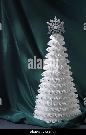 Albero di natale bianco su sfondo astratto blu Foto Stock