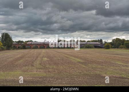 London North Eastern Railway Hitachi AT300 classe 800 treno bi-mode che attraversa il viadotto ad arco di mattoni a Wakefield Foto Stock