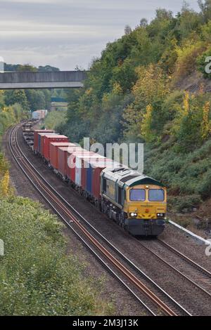 Locomotiva diesel Freightliner classe 66 che trasporta un treno merci intermodale per container passando per Normanton, Yorkshire, Regno Unito Foto Stock