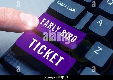 Cartello che mostra il biglietto Early Bird. Approccio aziendale acquistare un biglietto prima che esca per la vendita a prezzo normale Foto Stock