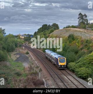 Treno diesel Northern Rail classe 195 costruito in Spagna dal CAF passando Normanton, Yorkshire, Regno Unito Foto Stock