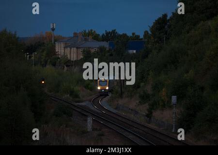 Treno diesel Northern Rail classe 195 costruito in Spagna dal CAF passando Normanton, Yorkshire, Regno Unito al tramonto Foto Stock