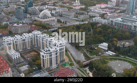 Serbia, Belgrado - 7 maggio 2022: Bella vista aerea drone di un moderno centro della città con alti grattacieli e alberi verdi. Riprese in stock. Città su un su Foto Stock