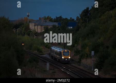 Treno diesel Northern Rail classe 195 costruito in Spagna dal CAF passando Normanton, Yorkshire, Regno Unito al tramonto Foto Stock