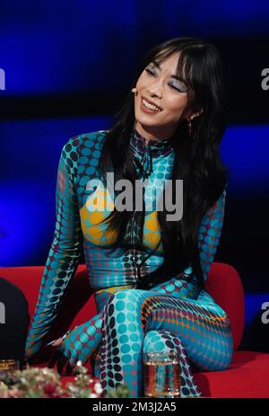 SOLO USO EDITORIALE Rina Sawayama durante le riprese per il Graham Norton Show al BBC Studioworks 6 Television Centre, Wood Lane, Londra, che sarà trasmesso su BBC One venerdì sera. Data immagine: Giovedì 15 dicembre 2022. Foto Stock