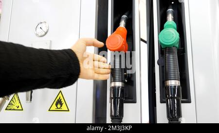 Stazione di servizio. Media.Cylinders con benzina e benzina sono presi e poi messi in luogo per il rifornimento dell'automobile. Riprese in 4K di alta qualità Foto Stock