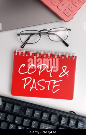 Segno di testo che mostra Copia Incolla. Parola per imitazione, trascrizione o riproduzione di un'opera originale Foto Stock