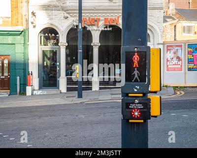 Semaforo rosso pedonale in Inghilterra. Foto Stock