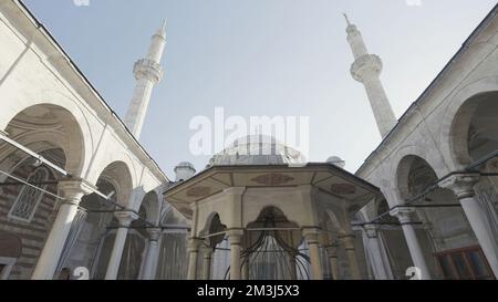 Turchia, Istanbul - 14 luglio 2022: Bella moschea con minareti come monumento storico. Azione. Vista dal basso del cortile della moschea con l'imponente mina Foto Stock