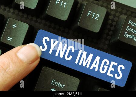 Didascalia concettuale Sincronizza immagini. Concetto Internet che rende le foto identiche in tutti i dispositivi accessibili ovunque Foto Stock