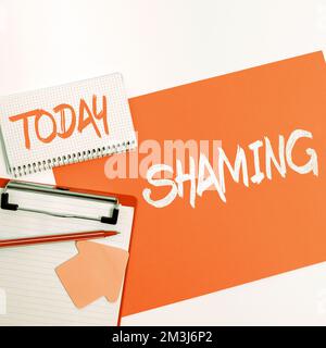 Scrittura a mano testo Shaming, Word scritto per sottoporre qualcuno a disgrazia, umiliazione, o discredito per esposizione pubblica Foto Stock