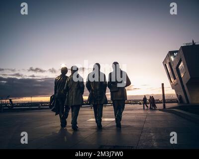 Il molo dei Beatles si dirige da dietro con il tramonto, a Liverpool. Foto Stock