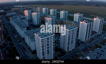 Vista aerea di una splendida città con alti edifici e verde. Riprese in stock. Concetto di urbanizzazione, case su sfondo cielo nuvoloso Foto Stock