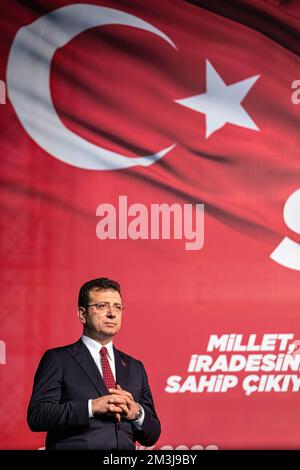 Istanbul, Turchia. 15th Dec, 2022. Il sindaco metropolitano di Istanbul Ekrem Imamoglu visto sul palco. I sostenitori del sindaco metropolitano di Istanbul Ekrem Imamoglu si sono riuniti per un raduno di fronte all'edificio del comune metropolitano di Istanbul dopo che il tribunale turco ha condannato Imamoglu a 2 anni e 7 mesi di carcere per aver insultato i funzionari delle elezioni. (Foto di Onur Dogman/SOPA Images/Sipa USA) Credit: Sipa USA/Alamy Live News Foto Stock