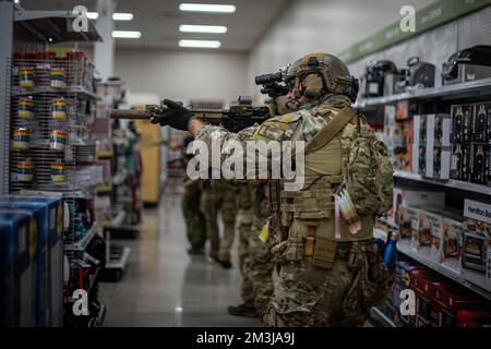 Un soldato assegnato a 1st battaglione, 1st Special Forces Group (Airborne), libera una navata durante un esercizio di sparatutto attivo su Kadena Air base, Giappone, 13 dicembre 2022. Durante l'esercizio, le forze congiunte sono state in grado di aumentare l'efficienza con le loro capacità di comunicazione, la manipolazione delle armi, le prestazioni sotto pressione e le procedure di compensazione delle stanze. (STATI UNITI Foto dell'Aeronautica militare di Airman 1st Classe Sebastian Romawac). (STATI UNITI Air Force foto di Airman 1st Class Sebastian Romawac) Foto Stock