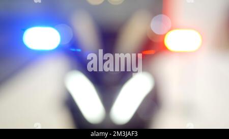 Primo piano della moto sfocata della polizia con luci di segnalazione lampeggianti blu e rosse. Media. Dettagli della moto della polizia Foto Stock