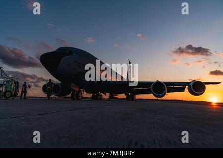 I capi dell'equipaggio assegnati al gruppo di manutenzione 6th ispezionano un aeromobile Stratotanker KC-135 assegnato all'ala di rifornimento dell'aria 6th presso la base dell'aeronautica militare MacDill, Florida, 13 dicembre 2022. Il KC-135 ha fornito il rifornimento di aria per altri aerei del Dipartimento della Difesa da oltre 60 anni e richiede una manutenzione ordinaria per volare con un preavviso di un momento. (STATI UNITI Air Force foto di Senior Airman Joshua Hastings) Foto Stock