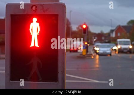 Red Man mostra su Pelican Crossing, Warrington, Cheshire, Inghilterra, Regno Unito - non attraversare il segnale Foto Stock