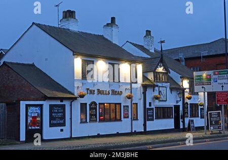 The Bulls Head pub, 33 Church Street, Warrington, Cheshire, Inghilterra, Regno Unito, WA1 2SX al tramonto Foto Stock