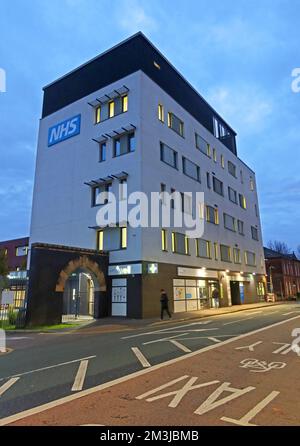 NHS Warrington Bath St Building, Warrington and Halton Hospitals NHS Trust, WHNHS, Cheshire, Inghilterra, Regno Unito, WA1 1UG di notte Foto Stock