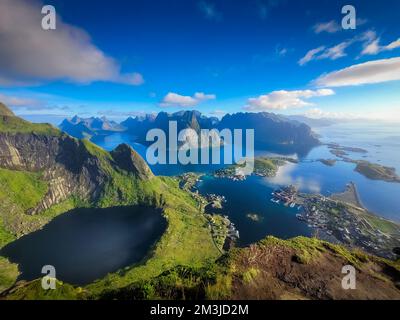 Ampio angolo di paesaggio sulle isole Lofoten dal Monte Reinebringen, Norvegia Foto Stock