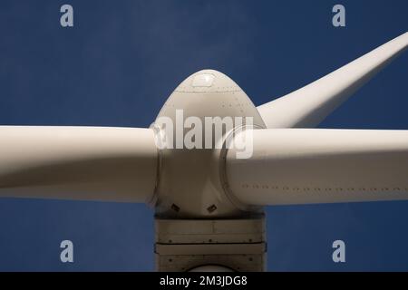 Primo piano Shop di turbine eoliche giganti moderne contro il cielo blu Foto Stock