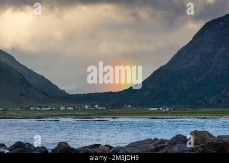 Bellissimo arcobaleno sulle isole Lofoten, Norvegia Foto Stock