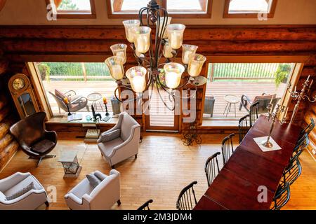 Vista interna della zona pranzo; la locanda sul lago; bed & breakfast Lodge; lago di Marsh; vicino Whitehorse; territorio di Yukon; Canada Foto Stock