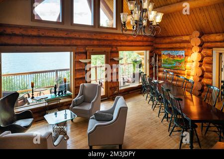 Vista interna della zona pranzo; la locanda sul lago; bed & breakfast Lodge; lago di Marsh; vicino Whitehorse; territorio di Yukon; Canada Foto Stock