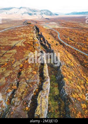 Vista sui droni, foto verticale del Parco Nazionale di Thingvellir, dove si incontrano due placche tettoniche Foto Stock