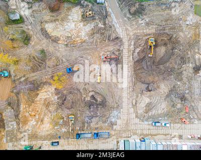 Foto aerea di un escavatore e bulldozer che lavorano su una costruzione Foto Stock