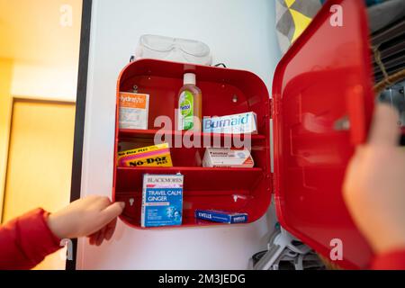 kit di pronto soccorso rosso montato a parete pieno di materiali di consumo. kit di pronto soccorso rosso in australia Foto Stock