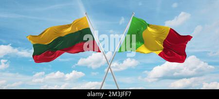 Due bandiere incrociate Mali e Lituania ondeggiavano nel vento a cielo nuvoloso. Concetto di rapporto, dialogo, viaggiare tra due paesi. illustrazione 3d Foto Stock