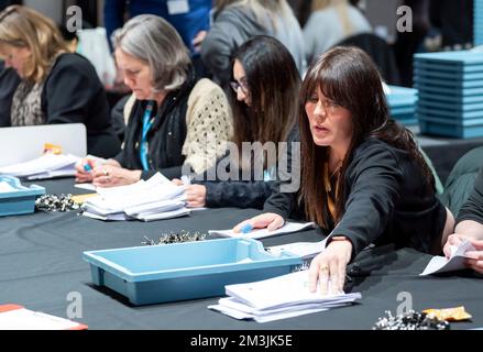 I voti vengono contati a Old Trafford a Greater Manchester per le by-elezioni di Stretford e Urmston dopo che Kate Green si è dimesso. Nove candidati stanno facendo l'offerta di succederla come deputato della roccaforte laburista nel sud-ovest di Greater Manchester. Data immagine: Giovedì 15 dicembre 2022. Foto Stock