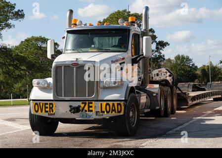 Florida centrale, Stati Uniti. 2022. Area di sosta del veicolo in Florida con un autocarro con caricatore basso di grandi dimensioni e un rimorchio vuoto, Foto Stock