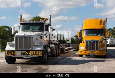 Florida centrale, Stati Uniti. 2022. Area di sosta del veicolo in Florida con un autocarro con caricatore basso di grandi dimensioni e un rimorchio vuoto, Foto Stock