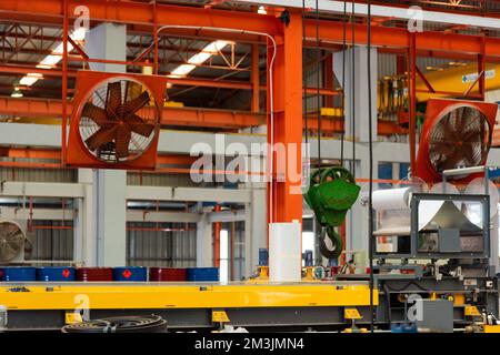 Grandi ventole rosse di raffreddamento industriali in fabbrica per ridurre il calore durante il funzionamento Foto Stock