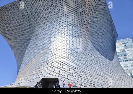 Il Museo Soumaya è un'istituzione culturale unita nel 1994 progettata dall'architetto messicano Fernando Romero. Foto Stock