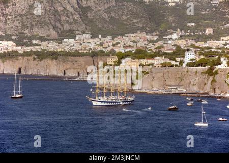 La città costiera mediterranea italiana di Sorrento, parte della città metropolitana di Napoli, nei pressi della Costiera Amalfitana, in Campania, nel sud Italia. Foto Stock