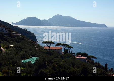 A view of the island of Capri, as seen from the Massa Lubrense area of Campania, near Sorrento and the Amalfi Coast, southwest Italy. Foto Stock