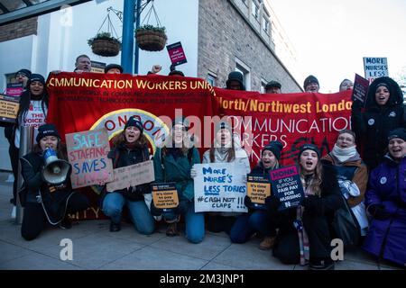 Londra, Regno Unito. 15th dicembre 2022. Gli infermieri in possesso di segnali posano per una fotografia con i membri della Communication Workers Union (CWU) presso una linea di picket ufficiale fuori dall'ospedale di Great Ormond Street. Gli infermieri del Royal College of Nursing (RCN) in Inghilterra, Galles e Irlanda del Nord hanno partecipato al primo di due scioperi di 12 ore sulle condizioni salariali e di lavoro, il primo di questi casi di passaggio di massa degli infermieri nel corso di un secolo. Credit: Notizie dal vivo di Mark Kerrison/Alamy Foto Stock
