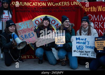 Londra, Regno Unito. 15th dicembre 2022. Gli infermieri in possesso di segnali posano per una fotografia con i membri della Communication Workers Union (CWU) presso una linea di picket ufficiale fuori dall'ospedale di Great Ormond Street. Gli infermieri del Royal College of Nursing (RCN) in Inghilterra, Galles e Irlanda del Nord hanno partecipato al primo di due scioperi di 12 ore sulle condizioni salariali e di lavoro, il primo di questi casi di passaggio di massa degli infermieri nel corso di un secolo. Credit: Notizie dal vivo di Mark Kerrison/Alamy Foto Stock