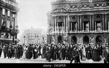 Folle civili a Place de l'Opera, Parigi, alla ricerca di aerei tedeschi che cadono bombe nel settembre 1914, poco dopo lo scoppio della prima guerra mondiale 1914 Foto Stock