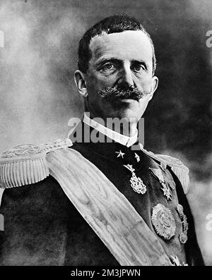 Vittorio Emanuele III, Re d'Italia (1869 - 1947), Monarca costituzionale, sfidò le maggioranze parlamentari nel portare l'Italia nella prima guerra mondiale dalla parte degli Alleati. La sua nomina a Premier di Mussolini nel 1922 riduceva notevolmente i poteri del re. Data: 1915 Foto Stock