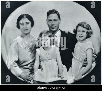 Duca di York (in seguito Re Giorgio VI) e Duchessa di York (in seguito Regina Elisabetta Consort) con le loro due figlie Principessa Elisabetta (in seguito Regina Elisabetta II) e Principessa Margaret Ross. Data: 1936 Foto Stock