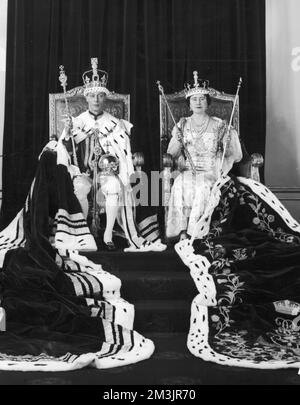 Una fotografia ufficiale dell'incoronazione di re Giorgio VI, seduto con sua moglie la Regina, Elisabetta. 1937 Foto Stock