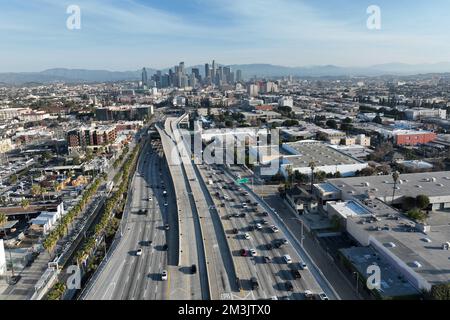 Una vista aerea generale del traffico mattutino nelle ore di punta sulla superstrada 110 con lo skyline del centro di Los Angeles come sfondo, giovedì 15 dicembre 2022, a Los Angeles. Foto Stock